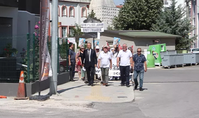 Yunanistan Konsolosluğu önüne 'Çamerya katliamını unutmadık' yazılı çelenk bıraktılar