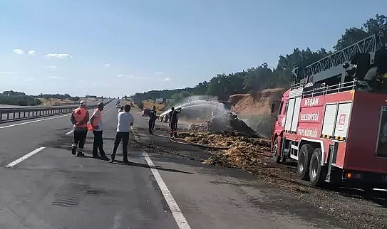 EDİRNE'DE, SEYİR HALİNDEKİ TRAKTÖRE BAĞLI 2 RÖMORK VE ÜZERİNDEKİ SAMAN BALYALARI YANDI
