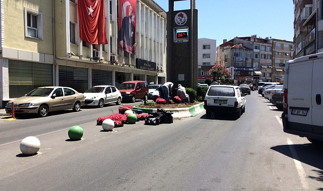 KIRKLARELİ BELEDİYESİ ÇİÇEK EKİMİ VE ÇEVRE DÜZENLEMESİYLE ŞEHRİ GÜZELLEŞTİRİYOR