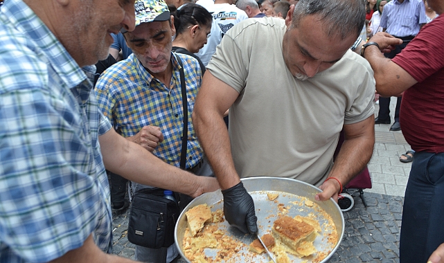Kırklareli Cumhuriyet Caddesi'nde İmece Usulü Aşure Dağıtımı Büyük İlgi Gördü