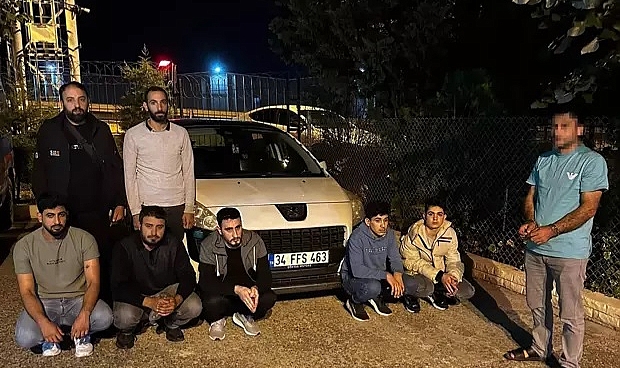 Otomobilde 7 kaçak göçmen ile 1 organizatör yakalandı