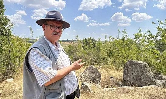 PROF. DR. BEKSAÇ: 3 BİN YILLIK DOLMENLERİ DEFİNECİ YIKIP, TARUMAR EDİYOR