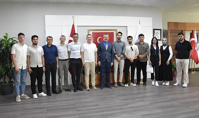 TEKNOFEST 2024'TE FİNALİST OLAN ÜNİVERSİTEMİZ ÖĞRENCİLERİNDEN REKTÖRÜMÜZE ZİYARET