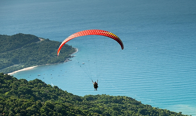 Yazın Heyecanı Paraşütle Yükseliyor: Adrenalin Tutkunları İçin En İyi Rotalar!