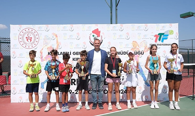 12 Yaş Tenis Turnuvası Ödül Töreni Gerçekleşti