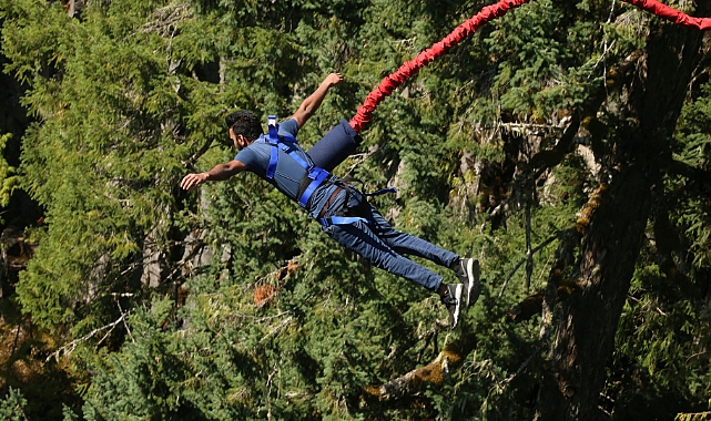 Ağustos Ayında Bungee Jumping: Adrenalin Tutkunları İçin Popüler Bir Seçenek