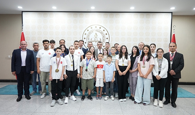BAKAN TEKİN, DÜNYA ŞAMPİYONU TÜRK MİLLÎ BİLGİSAYAR KLAVYE TAKIMI'NI KABUL ETTİ