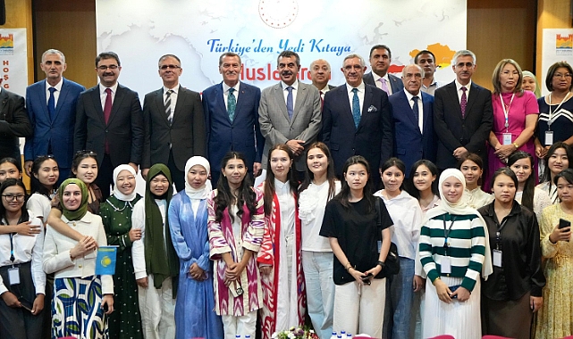 BAKAN TEKİN, "YEDİ KITADAN TÜRKİYE'YE YAZ EĞİTİM ETKİNLİKLERİ"NE KATILAN ÖĞRENCİLERLE BULUŞTU