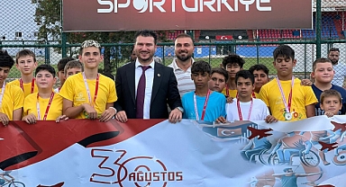 Başkan Fırat Yayla, Babaeski'de 30 Ağustos Spor Etkinliklerinde Ödülleri Sahiplerine Verdi