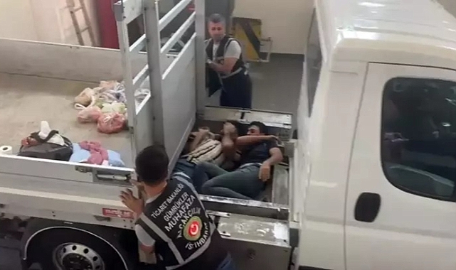 Kamyonetin kasasının altındaki gizli bölmede 5 kaçak göçmen yakalandı