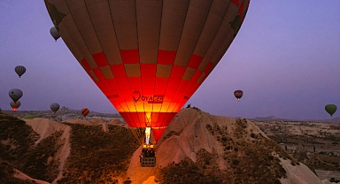 Kapadokya'da Yaz Mevsiminde Büyüleyici Balon Turu