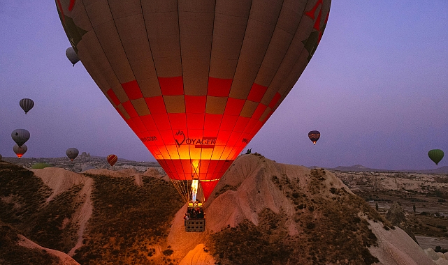 Kapadokya'da Yaz Mevsiminde Büyüleyici Balon Turu
