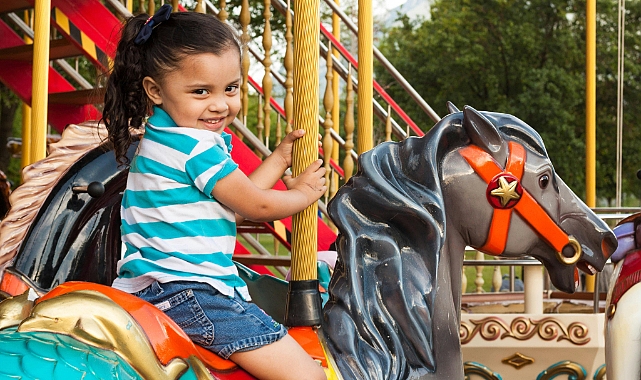 Yazın En Renkli Anı: Çocuklar Lunaparkta Eğlencenin Tadını Çıkarıyor