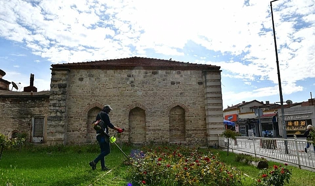 Babaeski Belediyesi, İlçe Genelinde Ot Biçme Çalışmalarını Sürdürüyor