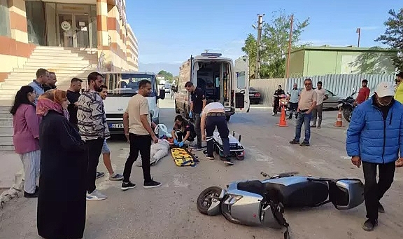 Elektrikli motosiklet yayaya çarptı: 2 yaralı