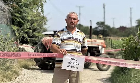 Tapulu arazisindeki yola 'özel mülk' yazısı asıp, ulaşıma kapattı
