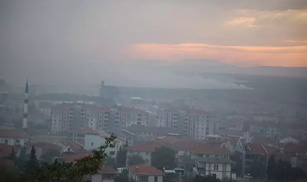 Yakılan anızlar, ilçeyi duman altında bıraktı
