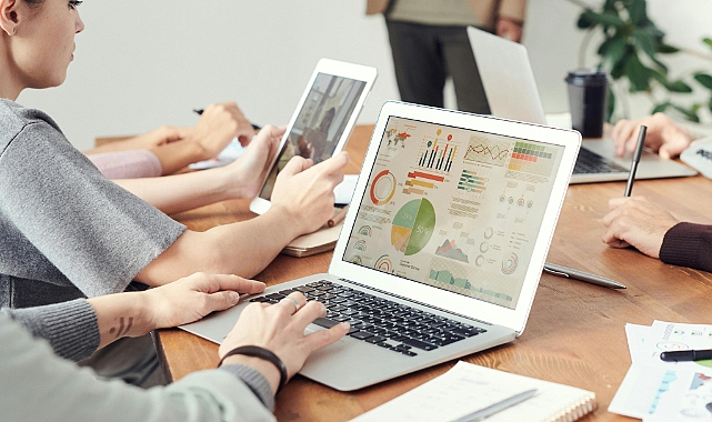 Yapay Zeka ve Ofis İşlerinin Geleceği: Verimliliği Artıran Dijital Dönüşüm