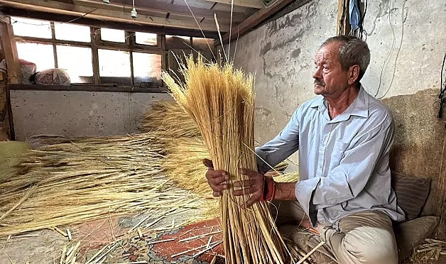 Yarım asırlık süpürge ustası, teknolojiye yenik düşen mesleğini yaşatmaya çalışıyor