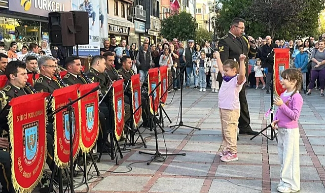Edirne'de askeri bandonun 29 Ekim konserinde çocuklar şeflik yaptı