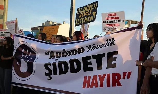 Edirne’de kadınlar, siyah giyerek kadın, çocuk ve hayvanlara şiddeti protesto etti