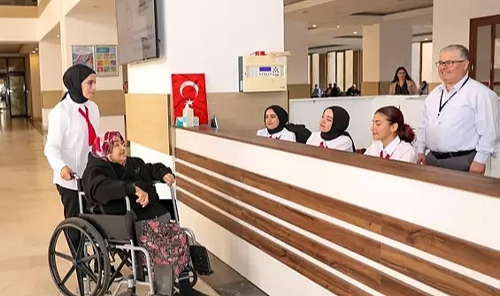 Fakülte hastanesinde 63 öğrenci, hastalara refakatçi oldu