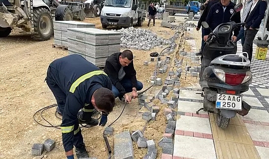 Keşan'da düzenleme yapılan caddede kablolar çalındı, parke taşları tahrip edildi