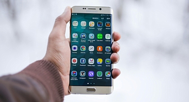 Samsung Zirvede, Apple Takipte