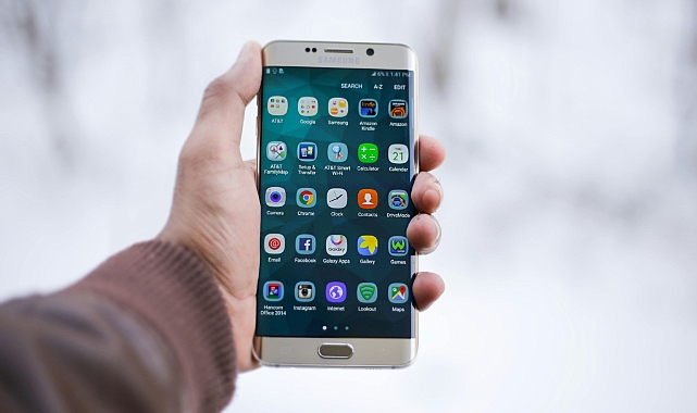 Samsung Zirvede, Apple Takipte