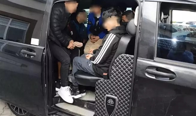 Takibe alınan 2 hafif ticari araçta 12 göçmen ile 3 organizatör yakalandı