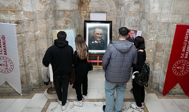 ANITKABİR'DE ZİYARETE AÇILAN TARİHÎ ATATÜRK PORTRESİNİN ORİJİNALİ, YOĞUN İLGİ GÖRÜYOR