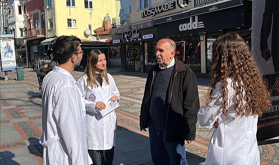 ECZACILIK FAKÜLTESİ ÖĞRENCİLERİ VATANDAŞLARI ANTİBİYOTİK KONUSUNDA BİLGİLENDİRDİ