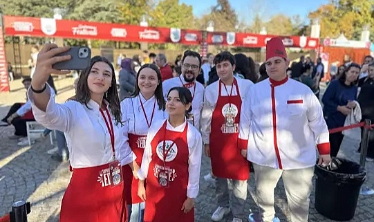 Edirne'de liseli şefler, en lezzetli 'ciğer sarma'yı yapmak için yarıştı