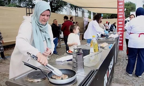 Edirne'de minik aşçılar, anneleriyle birlikte en lezzetli köfteyi yapmak için yarıştı