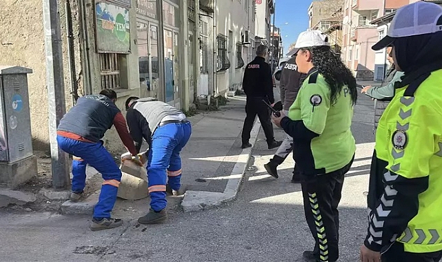 Edirne'de trafik akışı ve yayaların geçişini engelleyen dubalar toplandı