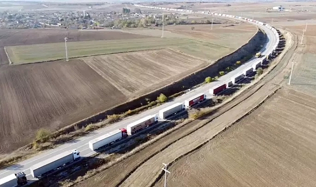 Sınır kapılarında sistem güncellendi, Hamzabeyli'de 25 kilometre TIR kuyruğu oluştu