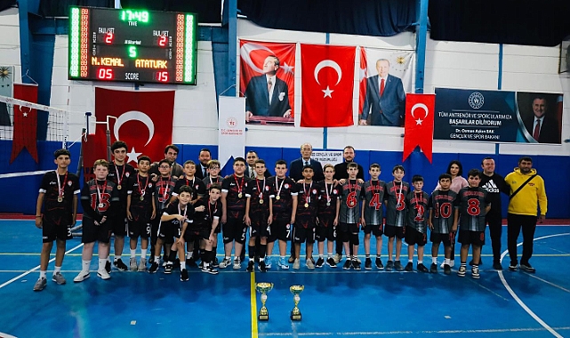 Vize Kaymakamı Kemal Balaban, Yıldız Erkek Voleybol Turnuvasına Katıldı