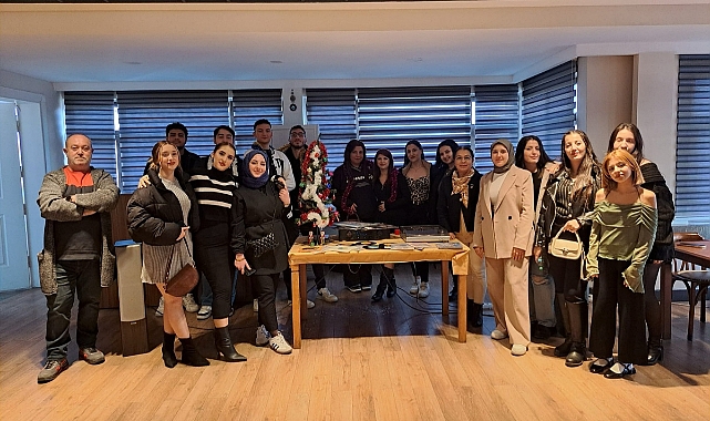 Babaeski'de Öğrenciler, 45'lik Plak Dinletisiyle Yeni Yıla Merhaba Dedi