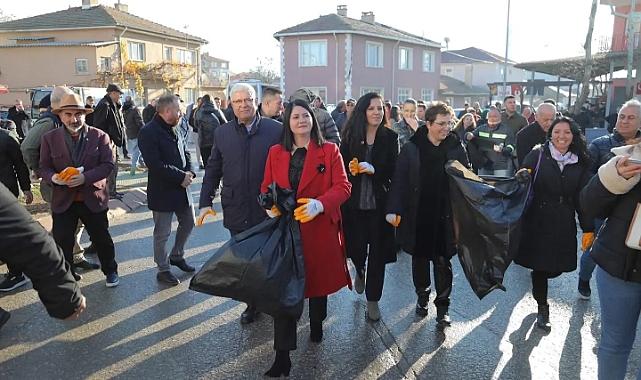 BAŞKAN GENCAN AKIN’DAN TEMİZLİK SEFERBERLİĞİ: YENİİMARET MAHALLESİ’NDE ÇÖP TOPLADI, VATANDAŞLARI DİNLEDİ
