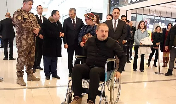 Edirne'de vatandaşlar, bedensel engellilerin yaşadığı zorlukları deneyimledi