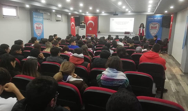 Lüleburgaz'da Gençlere Bilinçli İnternet Kullanımı ve Siber Suçlar Eğitimi