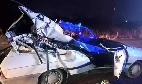 TIR'a çarpan otomobilin sürücüsü yaralandı, eşi öldü