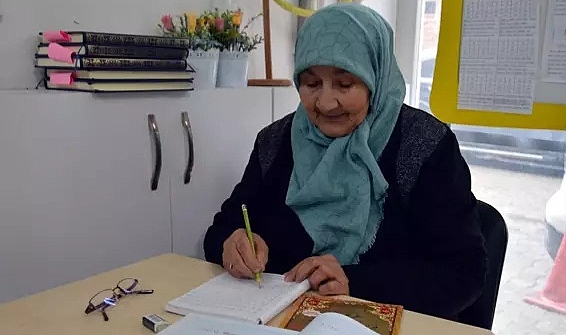 73 yaşında okuma yazma öğreniyor