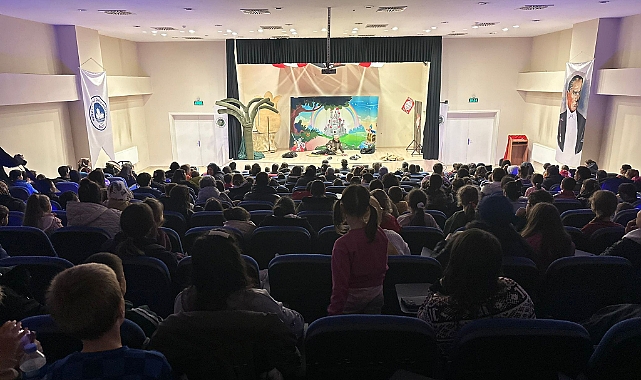 Başkan Özalp, Yarı Yıl Tatilinde Çocuklara Tiyatro Hediyesi Verdi