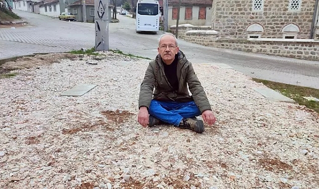 Edirne'de hizmet binası isteyen muhtar, temeli atılıp bırakılan alanda oturma eylemi yaptı