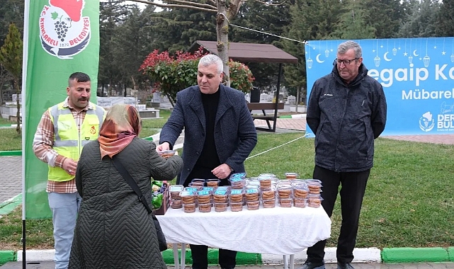 Kırklareli Belediye Başkan Vekili Kürşad Yamaner, Regaip Kandili'nde Vatandaşlara Simit İkramında Bulundu
