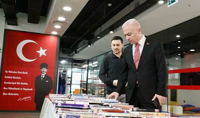 Kırklareli Valisi Uğur Turan, İl Halk Kütüphanesini Ziyaret Etti