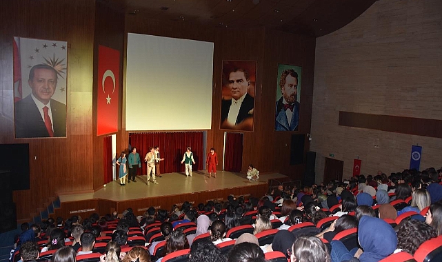 SANATSEVERLERDEN ÜNİVERSİTE ÖĞRENCİLERİNİN TİYATRO GÖSTERİSİNE YOĞUN İLGİ