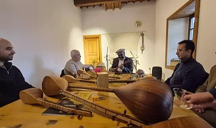3 telli saz sanatçıları, kampta bir araya geldi