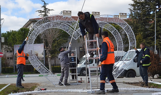 Kırklareli Belediyesi, Yılbaşı Işıklandırmalarını Yenileyerek Şehre Neşeli Bir Hava Katıyor